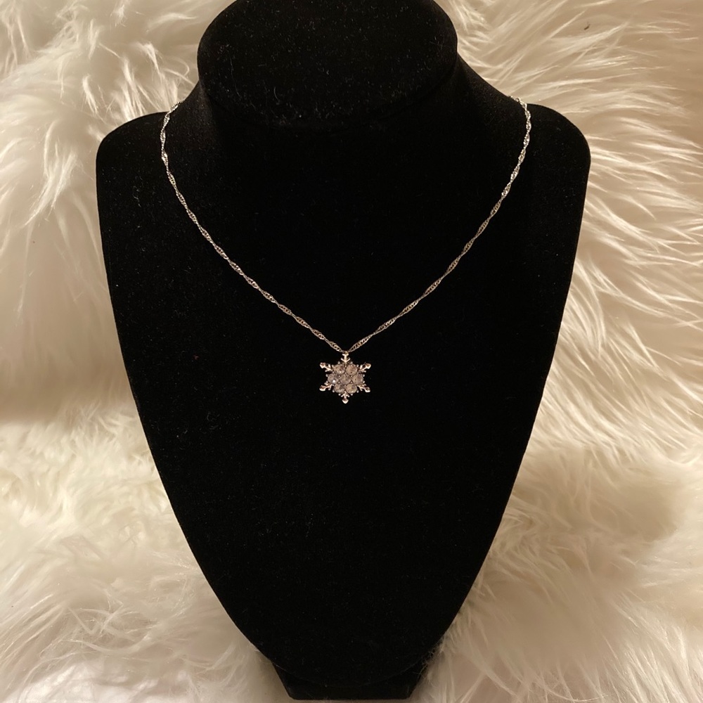 💥3/$20 Snowflake necklace